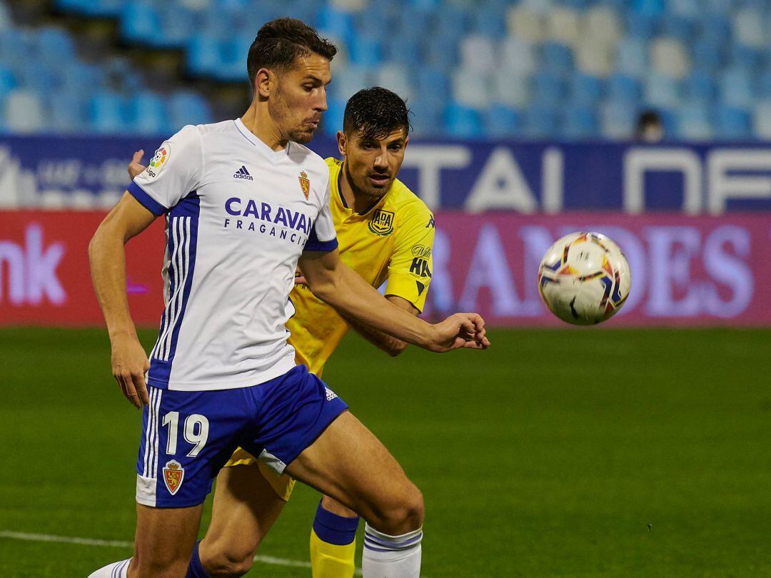 Álex Alegría pugna por un balón frente a un defensor del Alcorcón 