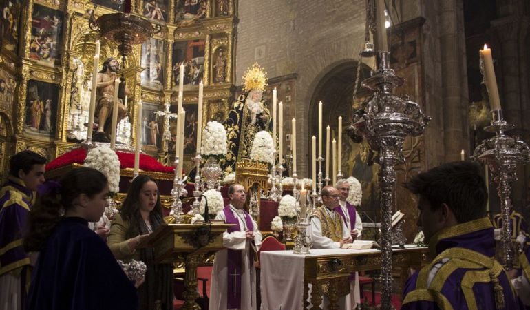 Los titulares de La Estrella en el altar mayor de la parroquia de Santa Ana