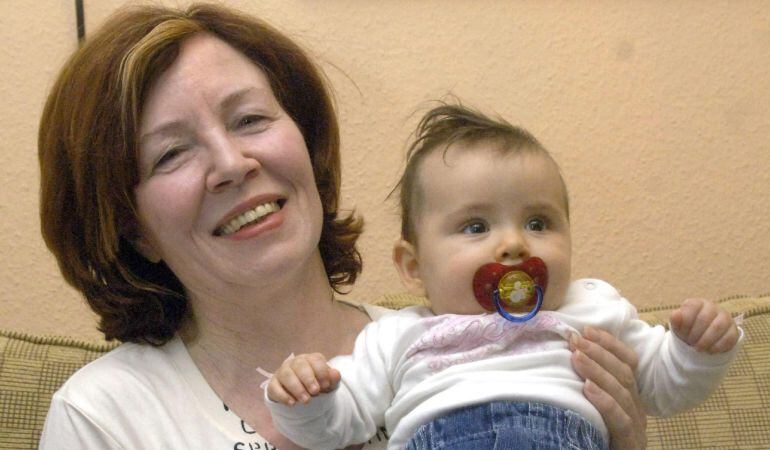 Fotografía hecha a Annegret Raunigk, en noviembre de 2005, cuando a sus 55 años dio a luz a su hija Leila.