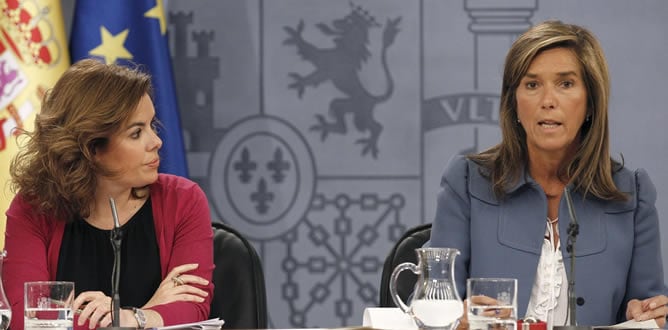 La vicepresidenta del Gobierno, Soraya Sáenz de Santamaría, junto a la ministra de Sanidad, Ana Mato, en la rueda de prensa del Consejo de Ministros en el que se han aprobado, entre otras, medidas de ajuste en Sanidad y Educación