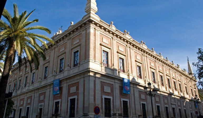 Imagen del Archivo General de Indias visto desde la Avenida de la Constitución, en la capital hispalense.