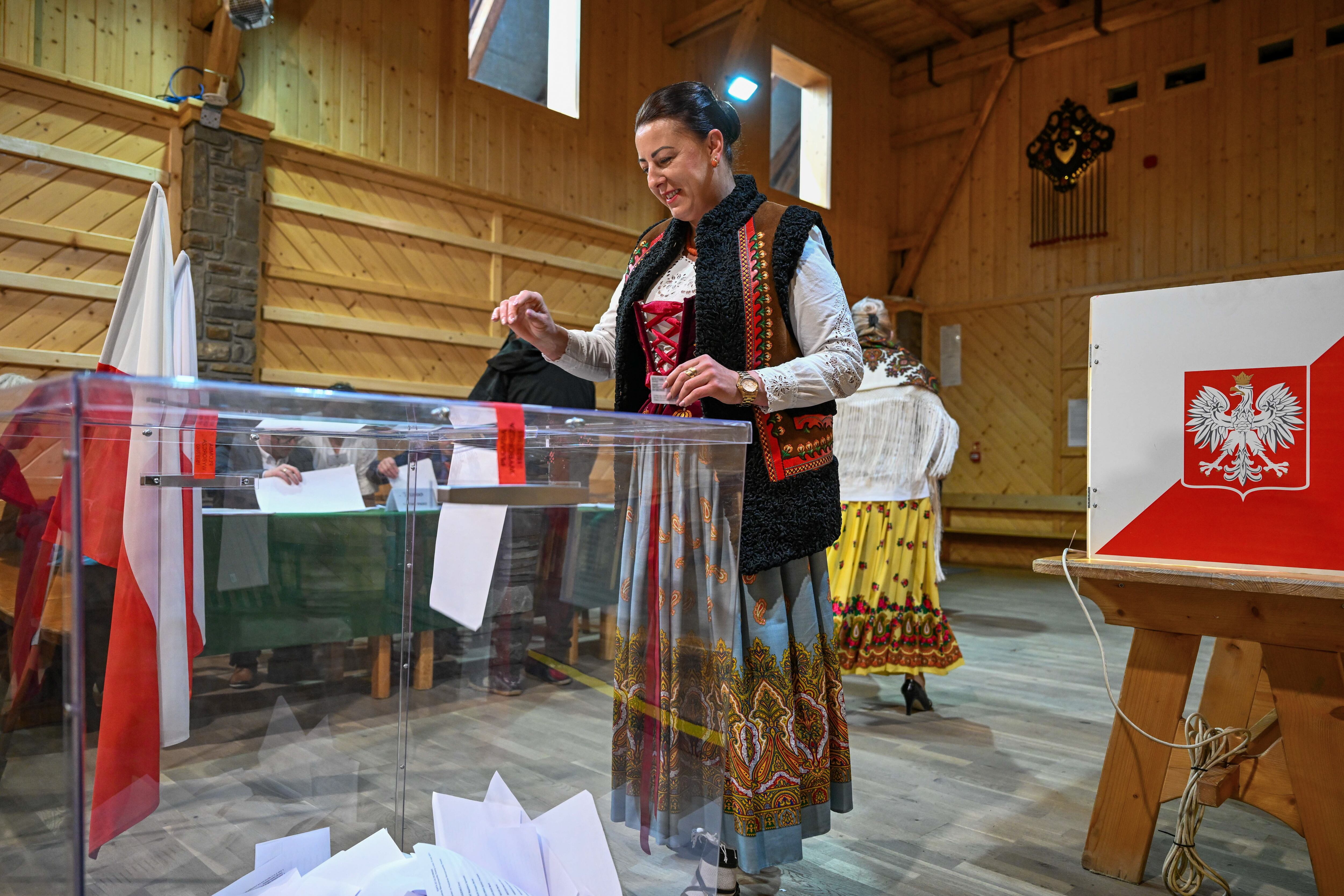 Una mujer vota en un colegio electoral de Poronin (Polonia)