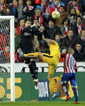 GRA495. GIJÓN, 29/04/2016.- El portero del Sporting Cuéllar (i) despeja un balón ante Jota (c), del Eibar, durante el partido de Liga en Primera División disputado esta noche en el estadio de El Molinón, en Gijón. EFE/Alberto Morante