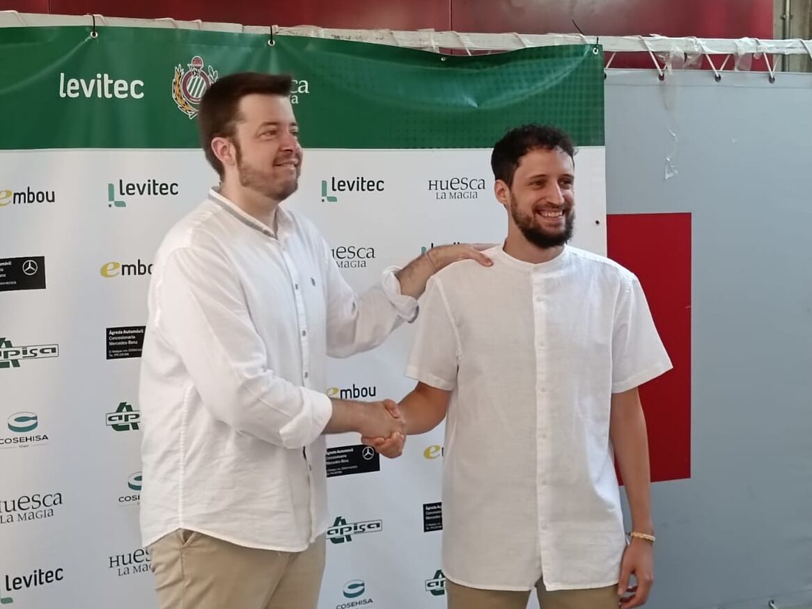 El presidente del CB Peñas, Antonio Orús, y el nuevo entrenador Santi Cerdán