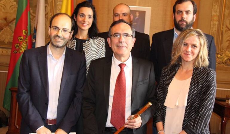José Manuel Cruz Viadero con el bastón de mando de la ciudad junto concejales del PSOE. 