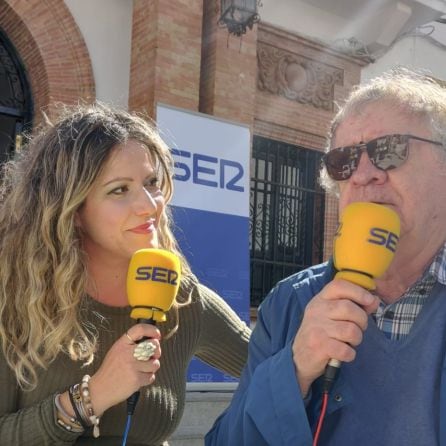 Ian Gibson, hispanista de origen irlandés y nacionalizado español junto a Ana Gil periodista de la SER