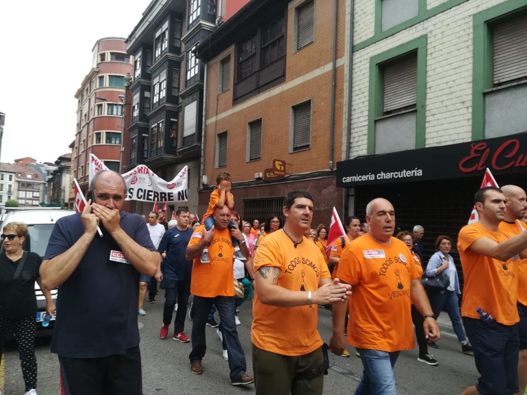 Participantes en la marcha de apoyo a los trabajadores de Vesuvius, a su paso por la avenida de la Constitución en Sama de Langreo