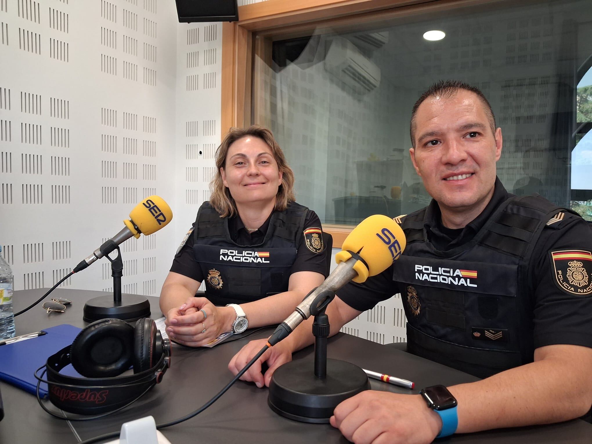 David Fabián y Cristina Agudo de la delegación de participación ciudadana de la comisaría de Policía Nacional en Fuenlabrada