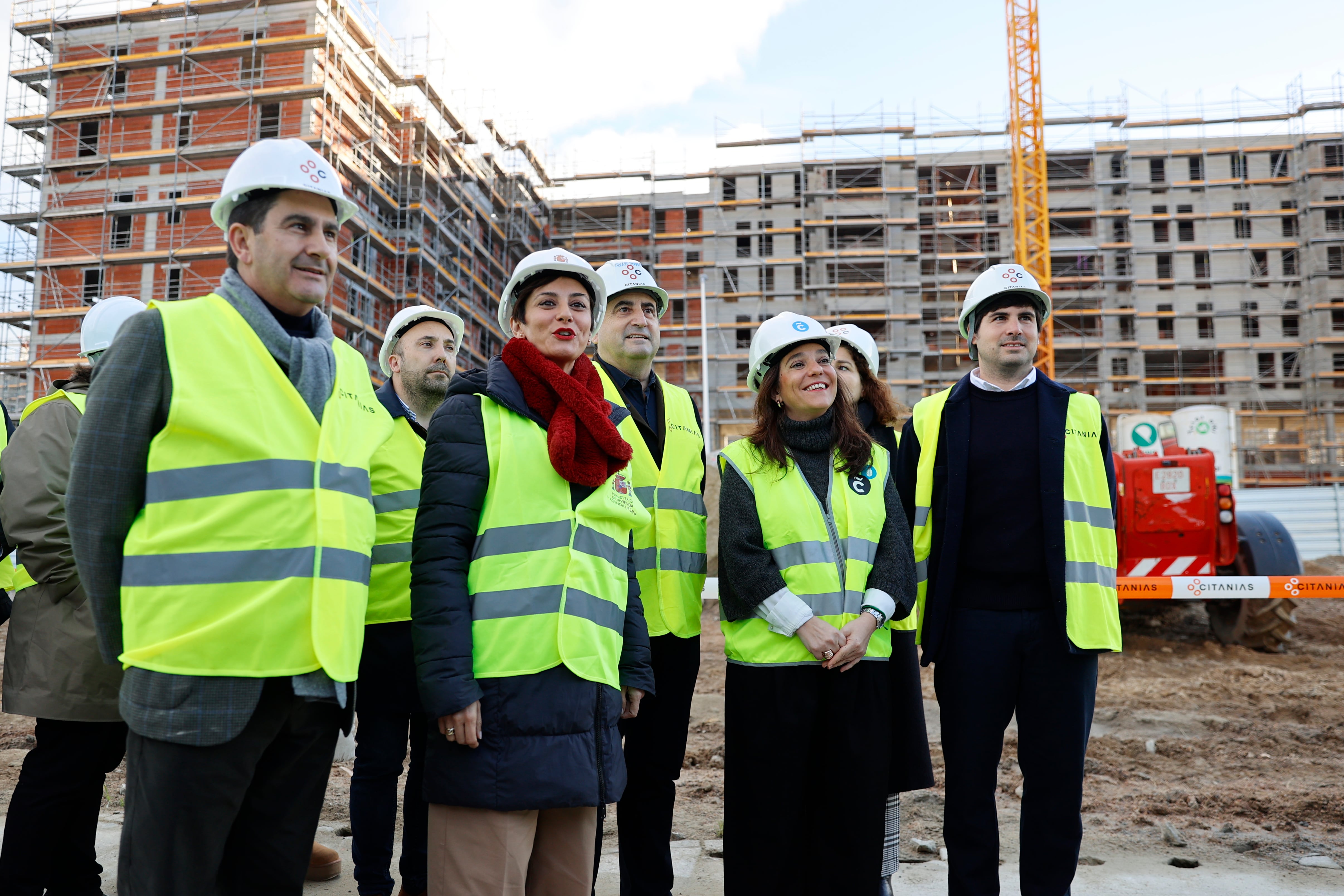 A CORUÑA, 05/02/25.- La ministra de Vivienda y Agenda Urbana, Isabel Rodríguez, este miércoles durante su visita a una promoción de viviendas públicas en A Coruña, cuyas obras están financiadas parcialmente por el Gobierno, acto en el que ha estado acompañada por la alcaldesa de la ciudad, Inés Rey (2d) y el delegado del Gobierno, Pedro Blanco (2i).- EFE/ Cabalar
