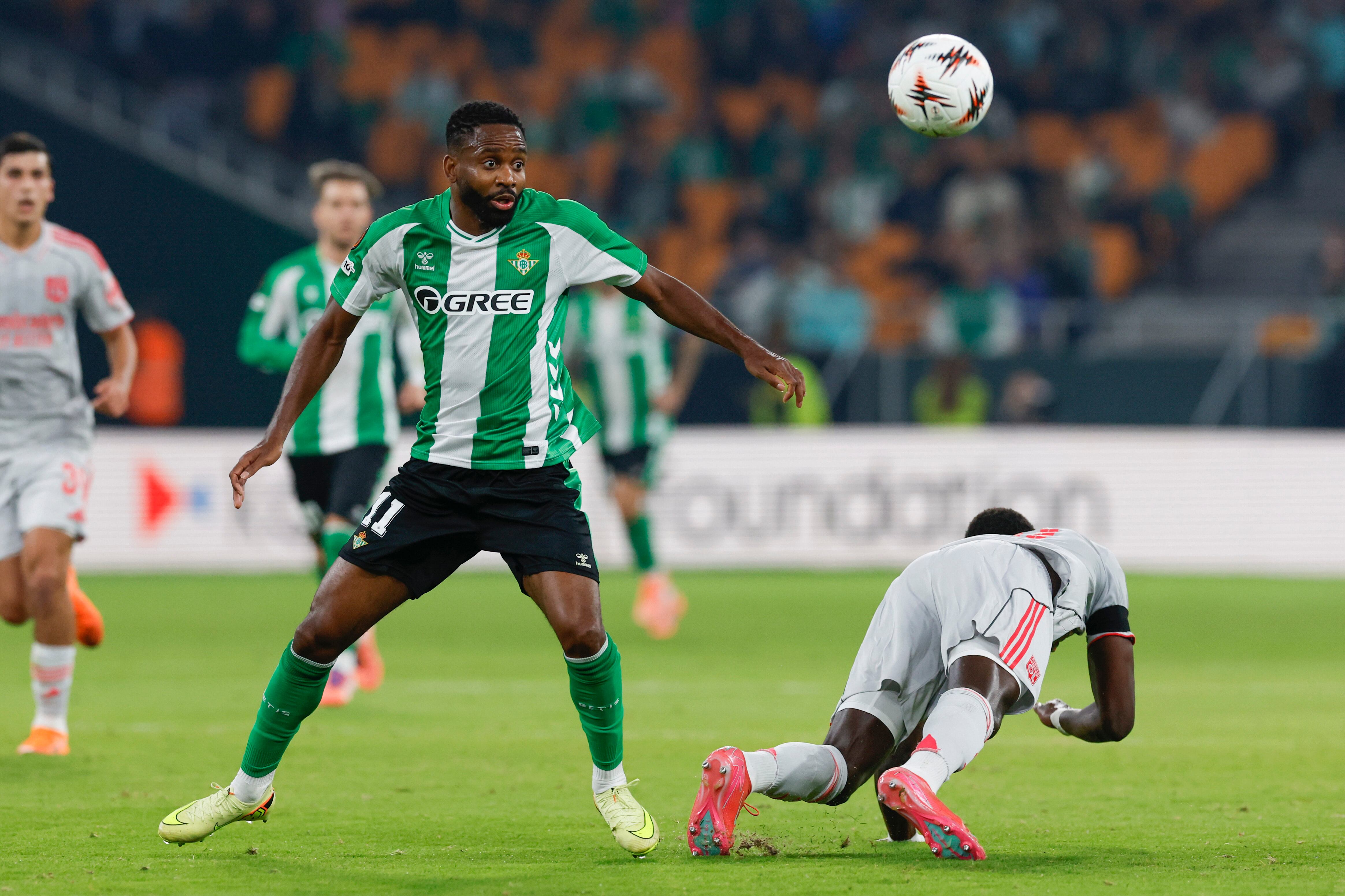 SEVILLA, 06/11/2025.- El delantero del Betis Cédric Bakambu (i) pelea una posesión durante el cuarto partido de la primera fase de la Liga Europa disputado este jueves entre el Real Betis y el Olympique en La Cartuja de Sevilla. EFE/ Julio Muñoz