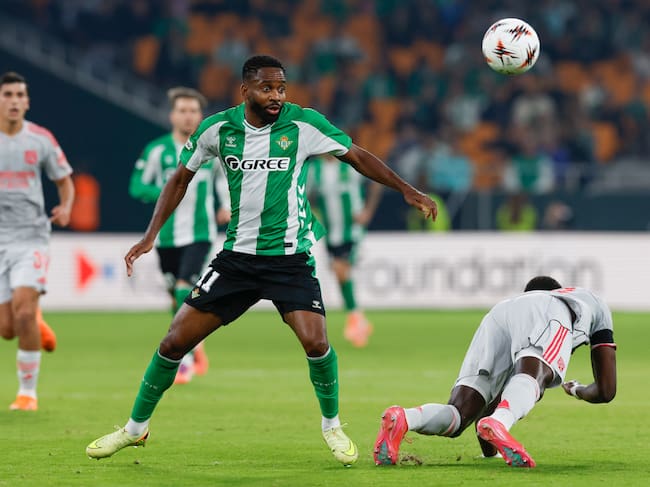 SEVILLA, 06/11/2025.- El delantero del Betis Cédric Bakambu (i) pelea una posesión durante el cuarto partido de la primera fase de la Liga Europa disputado este jueves entre el Real Betis y el Olympique en La Cartuja de Sevilla. EFE/ Julio Muñoz