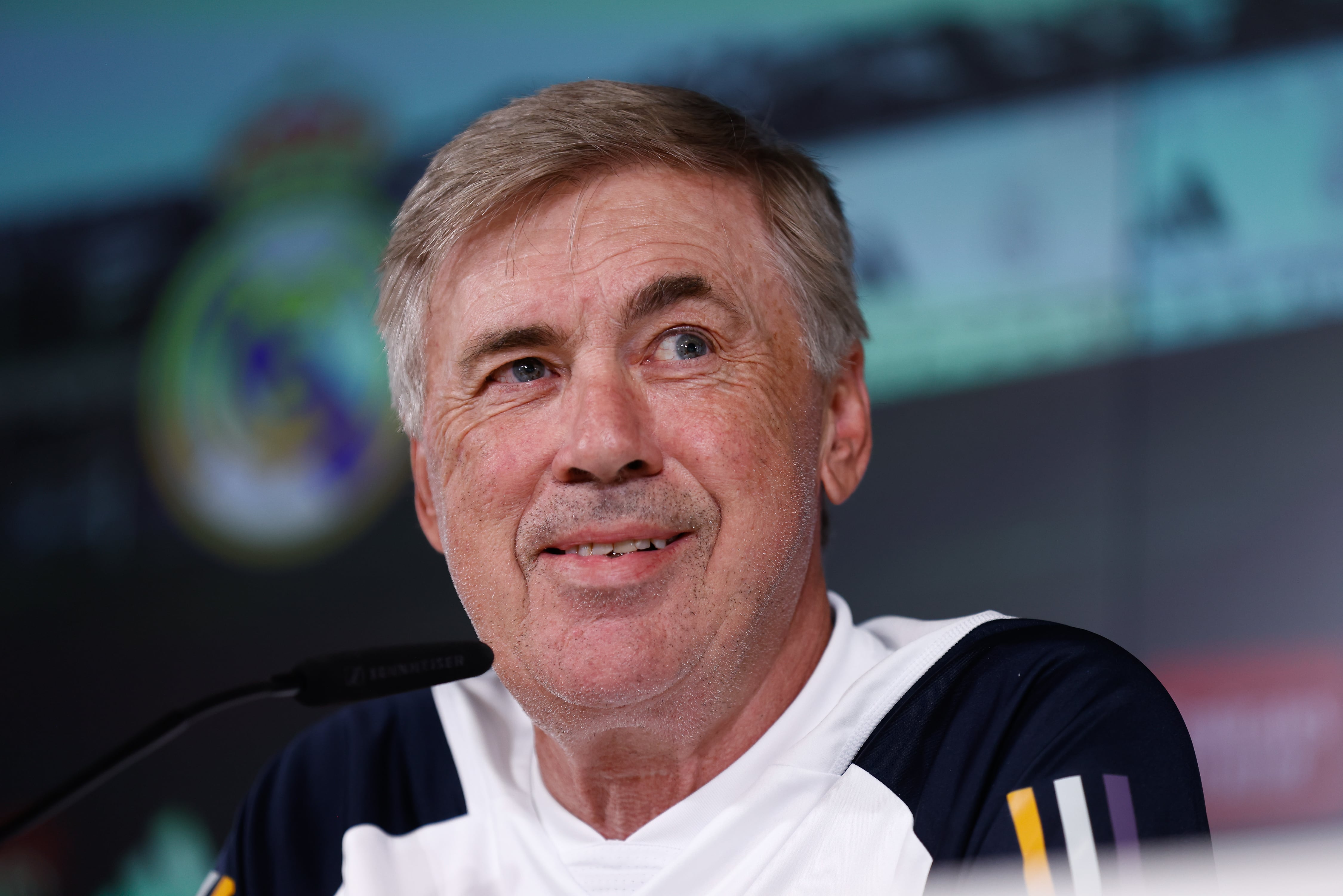 Ancelotti, sonriente, en rueda de prensa.