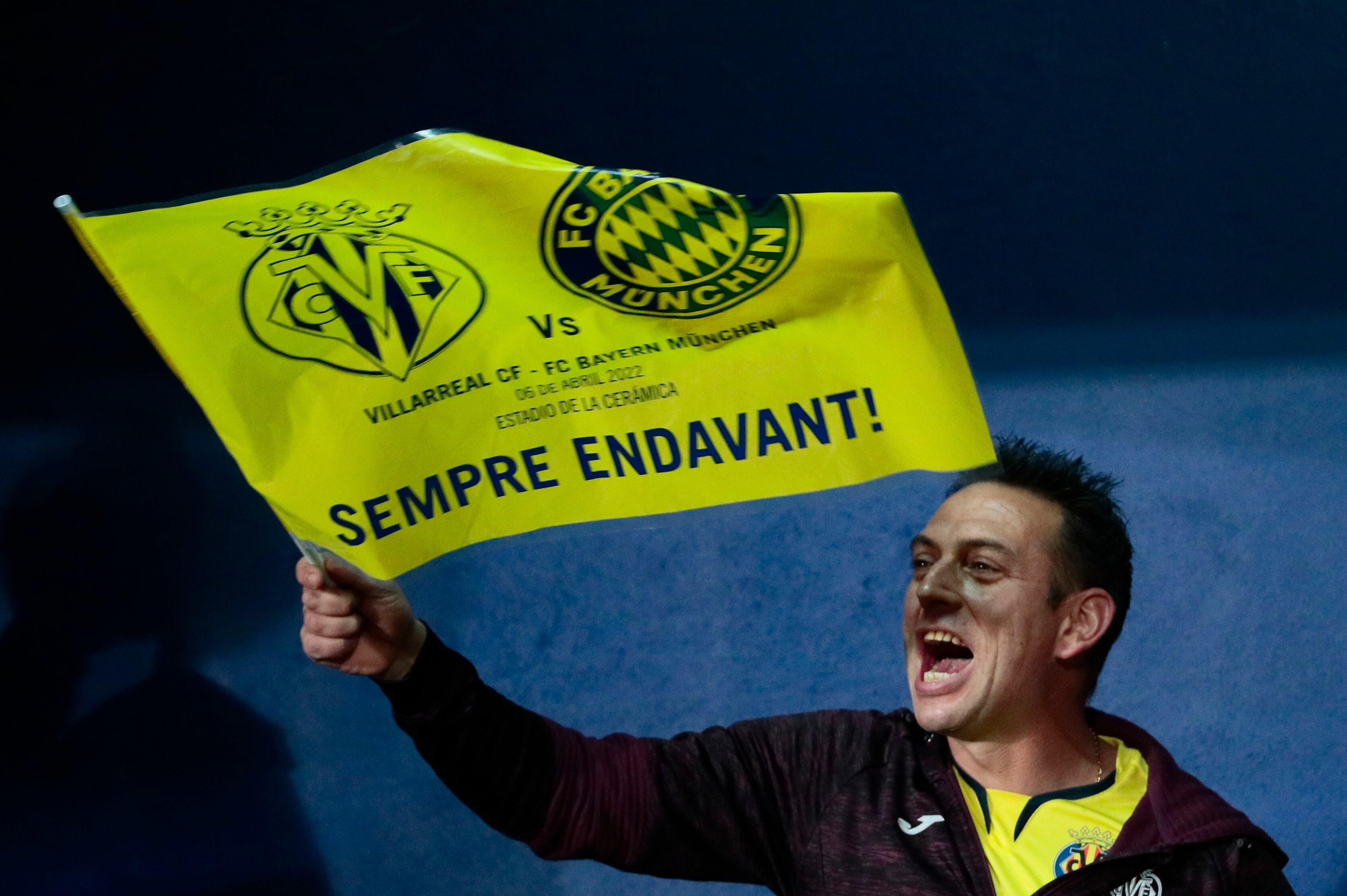 Un aficionado del Villarreal, durante el calentamiento previo al partido de ida de los cuartos de final de la Liga de Campeones ante el Bayern de Múnich