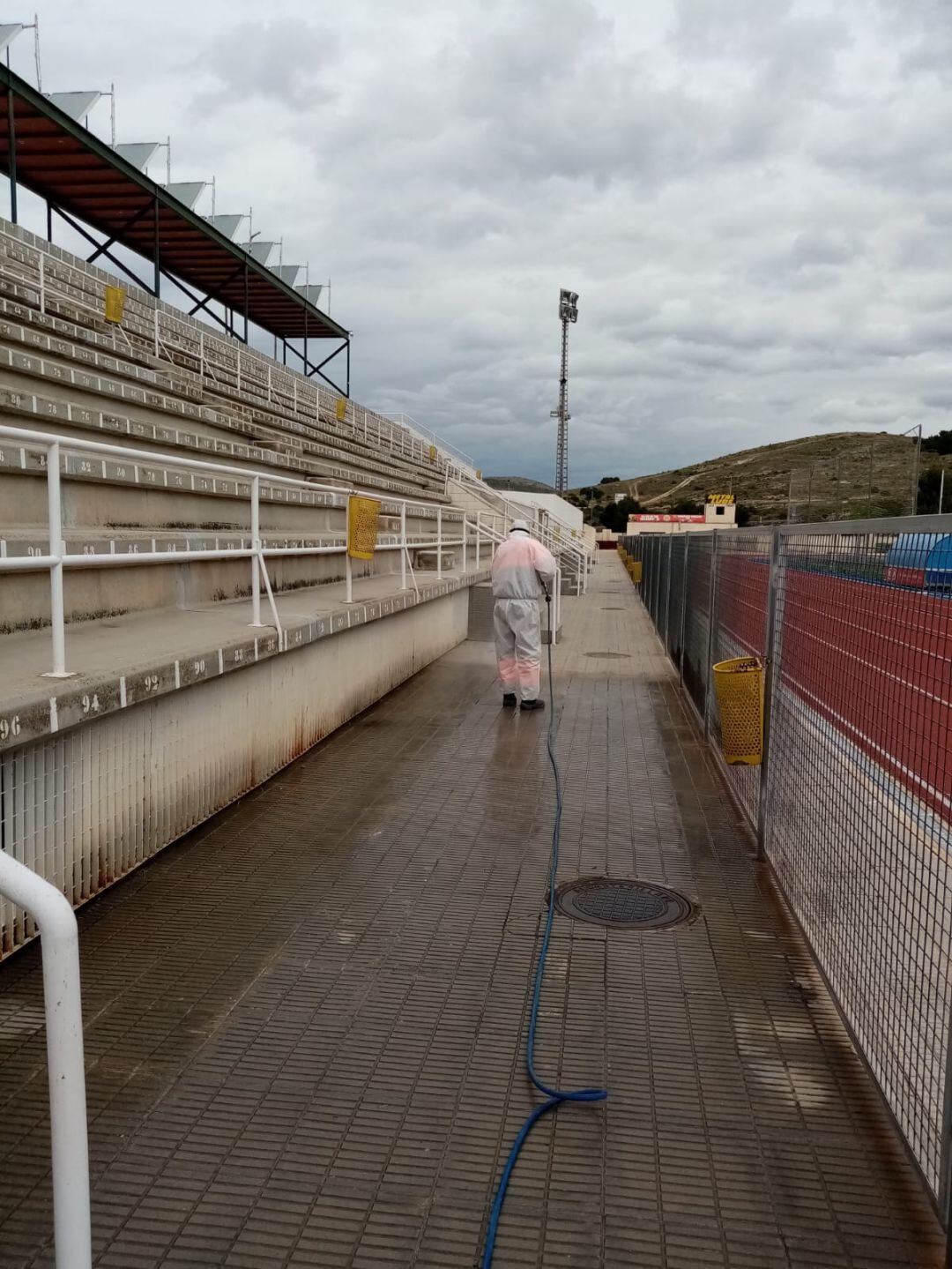 Petrer está desinfectando las instalaciones deportivas para que las puedan usar los atletas