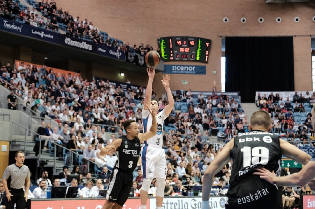 Fletcher Magee, lanzando un triple en el partido ante Bilbao Basket