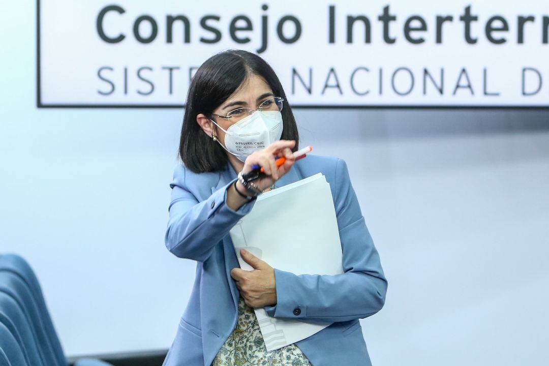 La ministra de Sanidad, Carolina Darias, a su salida de una rueda de prensa posterior a la reunión del Consejo Interterritorial del Sistema Nacional de Salud, a 26 de mayo de 2021, en Madrid (España).