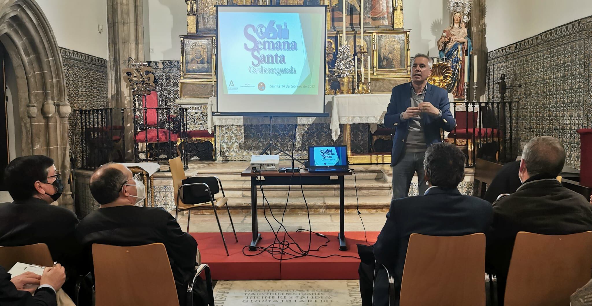 José María Villadiego, director del Centro de Emergencias 061 de Sevilla, se dirige a los presentes en la Capilla de Santa María de Jesús