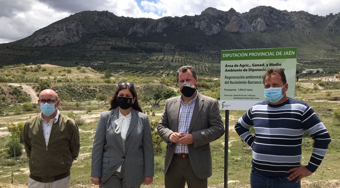 El diputado de Agricultura y Medio Ambiente, Pedro Bruno (tercero por la izquierda) acompañado de la alcaldesa de Jódar, María Teresa García, junto a otros responsables municipales.