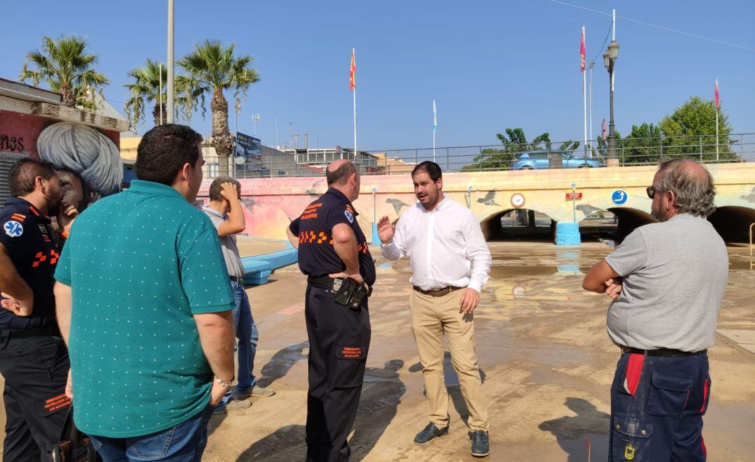 Mario Cervera analizando la situación del tanque de tormentas tras las últimas lluvias