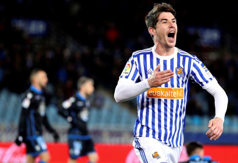 Aritz Elustondo celebra su gol contra el Depor golpeándose en el escudo de la Real