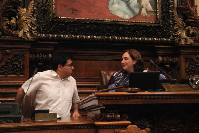 L'alcaldessa Ada Colau i el primer tinent d'alcaldia Gerardo Pisarello, durant el ple d'aquest matí.