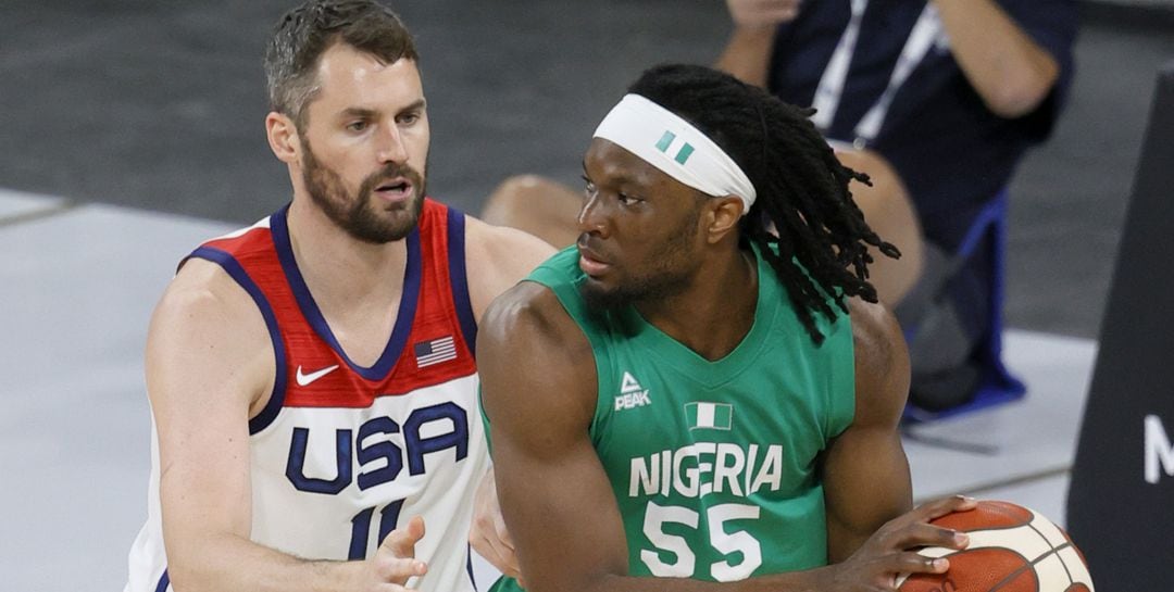 Kevin Love trata de defender al jugador nigeriano Precious Achiuwa