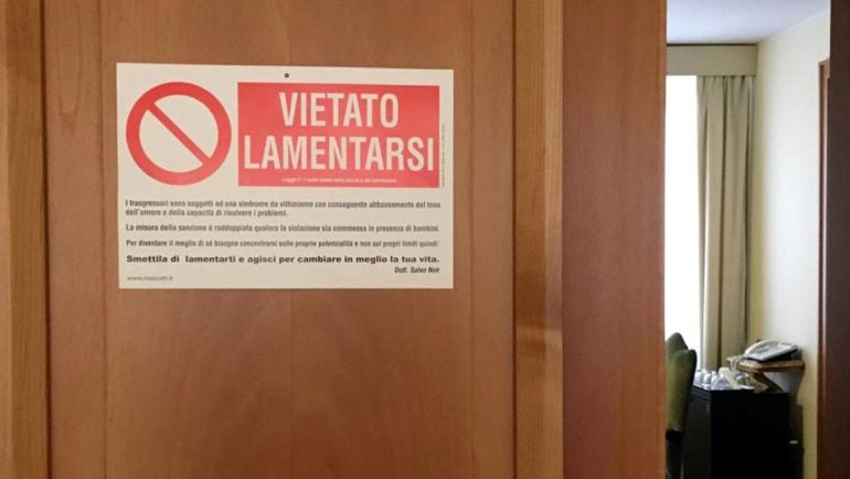 El papa Francisco ha puesto un cartel en la puerta de su habitación que dice: &quot;Prohibido quejarse&quot;.