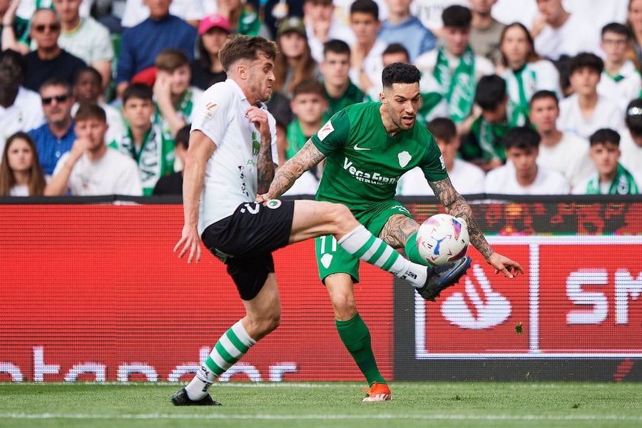 Tete Morente, el mejor del Elche, golpea el balón en un momento del partido