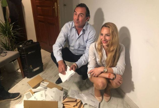 Sánchez Saliquet (izquierda) y la ahora diputada de Vox Patricia de las Heras (derecha) en la noche electoral de abril de 2019