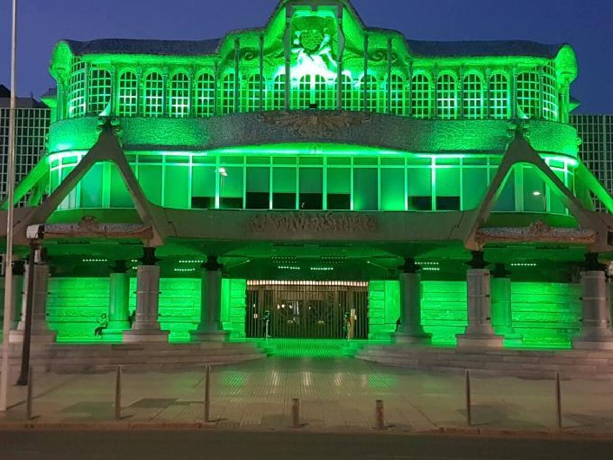 El color verde ilumina la Asamblea Regional con motivo del Día Mundial del Alzheimer
