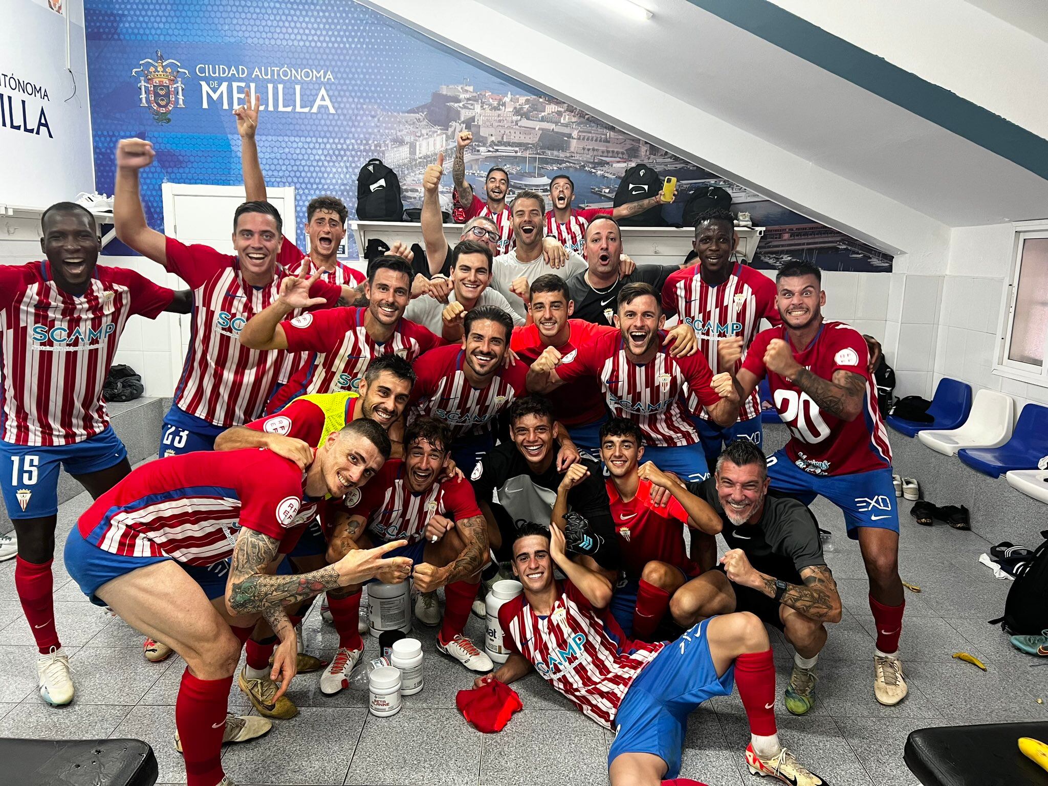 La plantilla celebra el triunfo