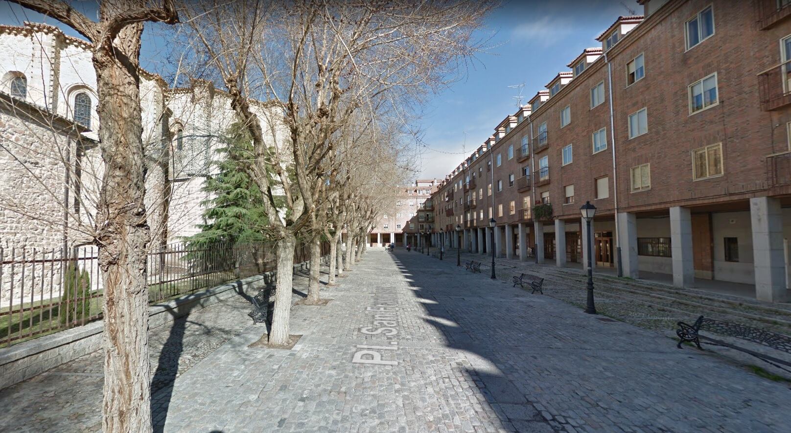 Cada fin de semana la plaza de San Francisco se convierte en lugar de reunión de jóvenes