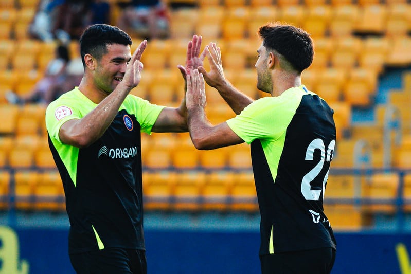 El davanter Berto Rosas, amb el dorsal 22, celebra el gol amb el seu company