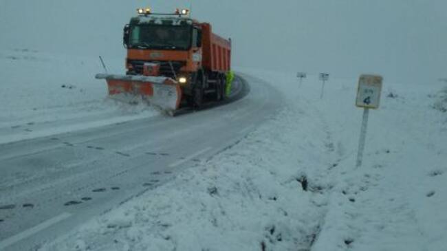 Quitanieves trabajando en Aldeavieja