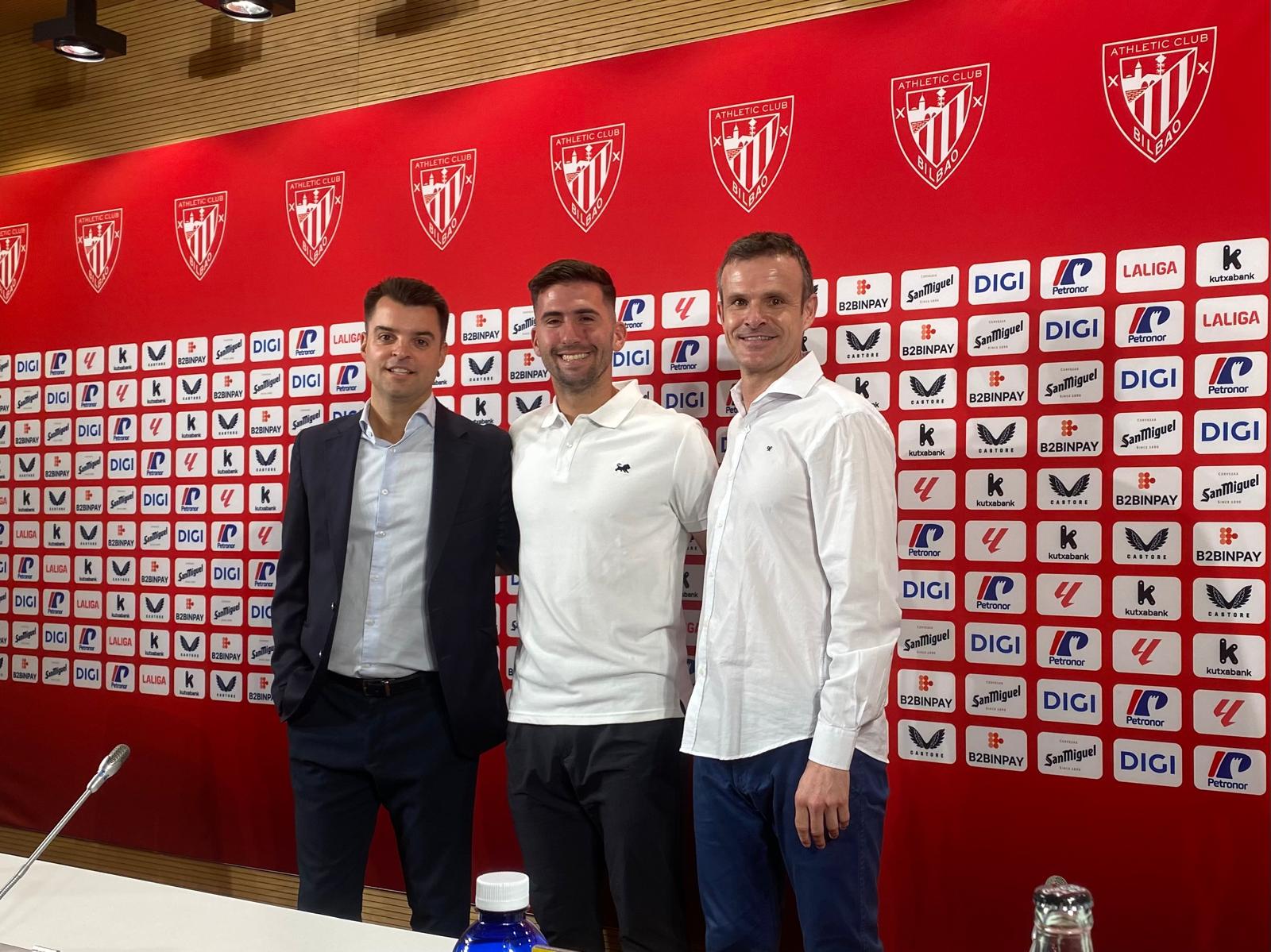 Areso estuvo acompañado por el presidente Uriarte y por el director de fútbol Mikel González