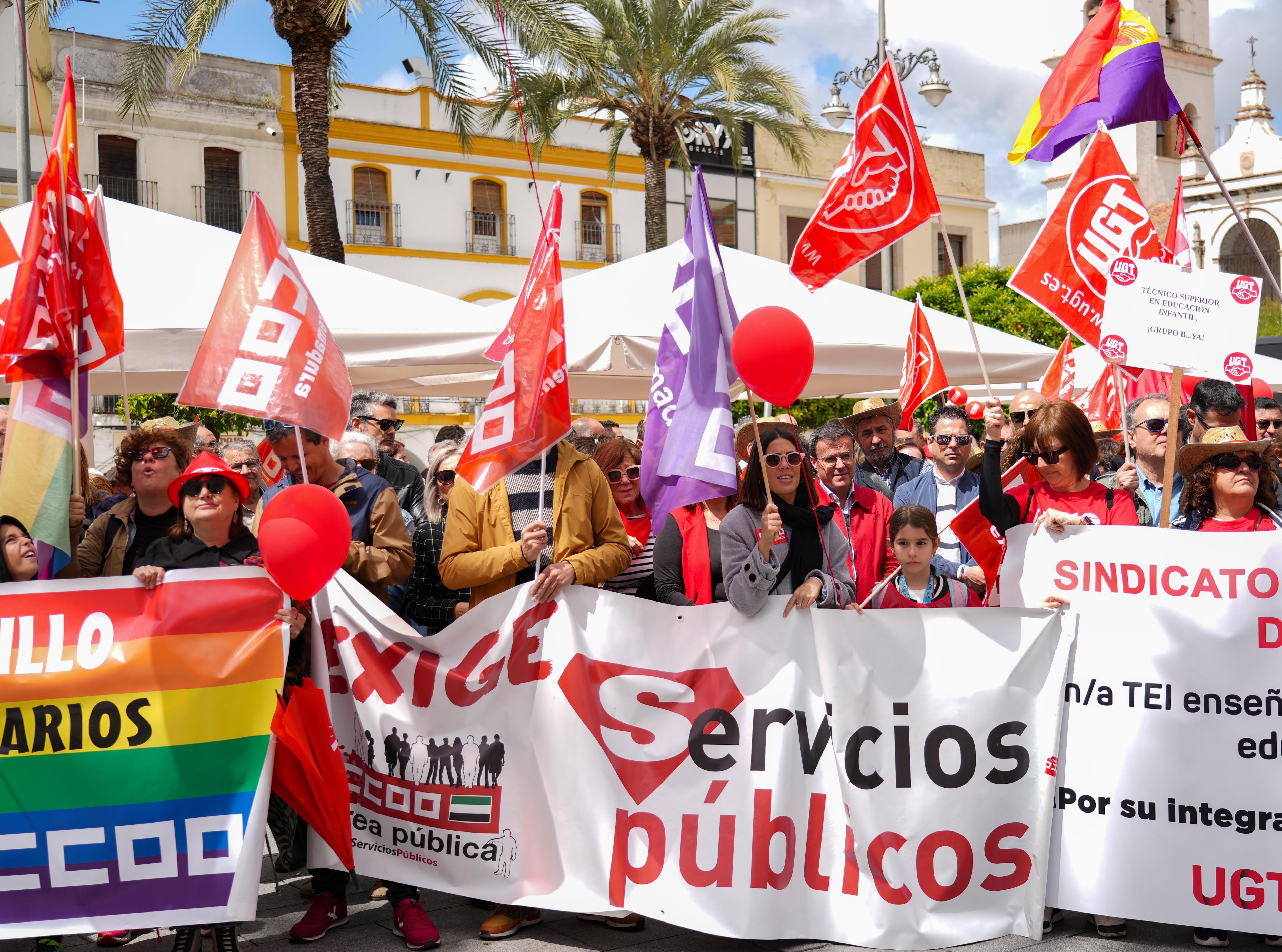 Imagen de la manifestación del Primero de Mayo a su llegada a la Plaza de España emeritense. /PSOE Extremadura