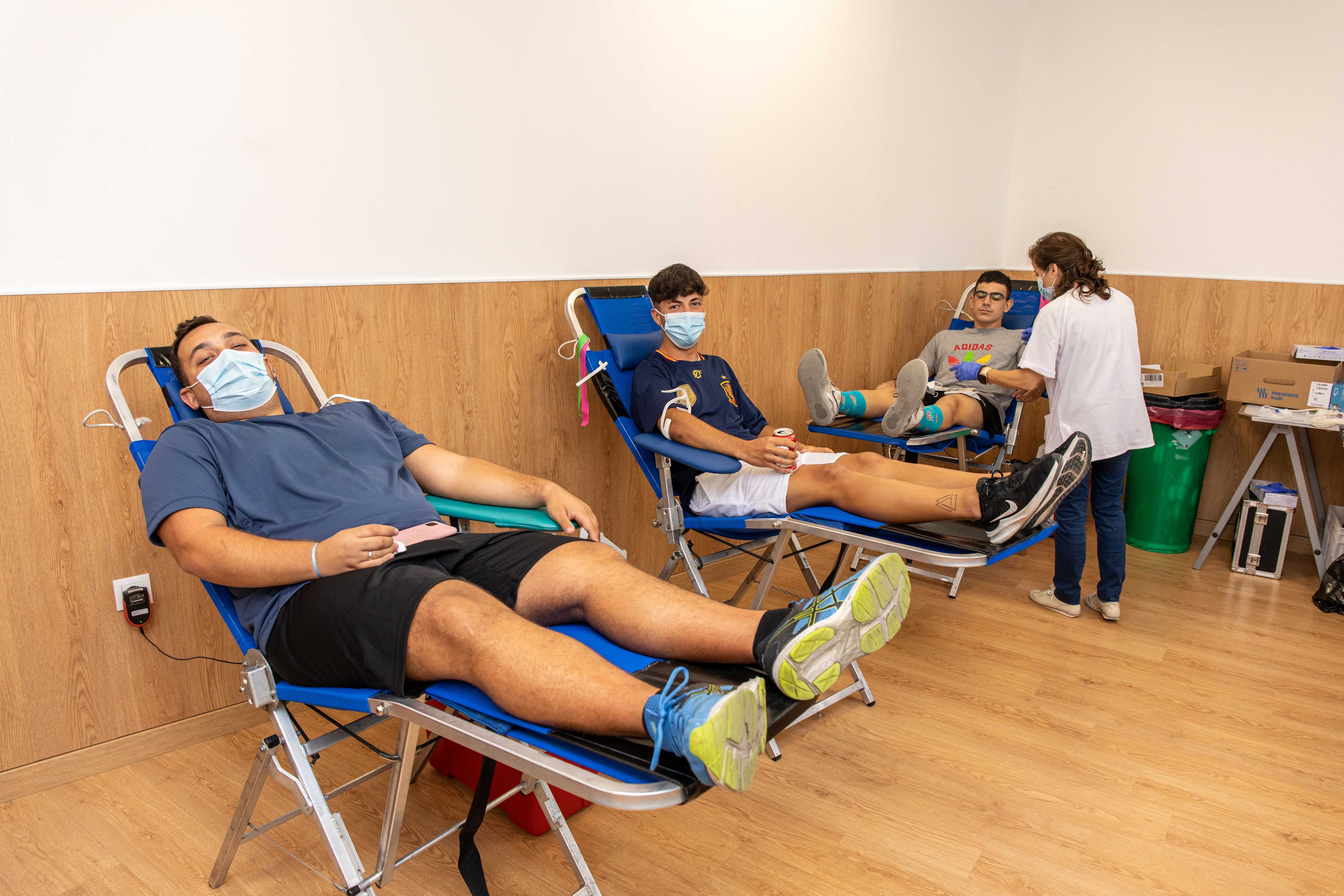 Alumnos donando sangre, MEDAC