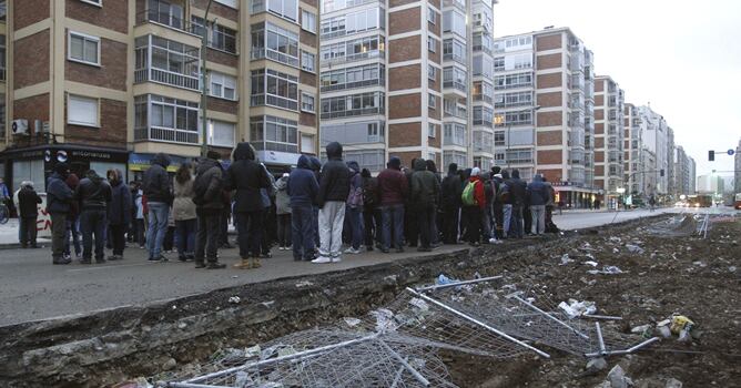 Vecinos de Gamonal en Burgos se han concentrado para impedir el comienzo de los trabajos del bulevar de la calle Vitoria