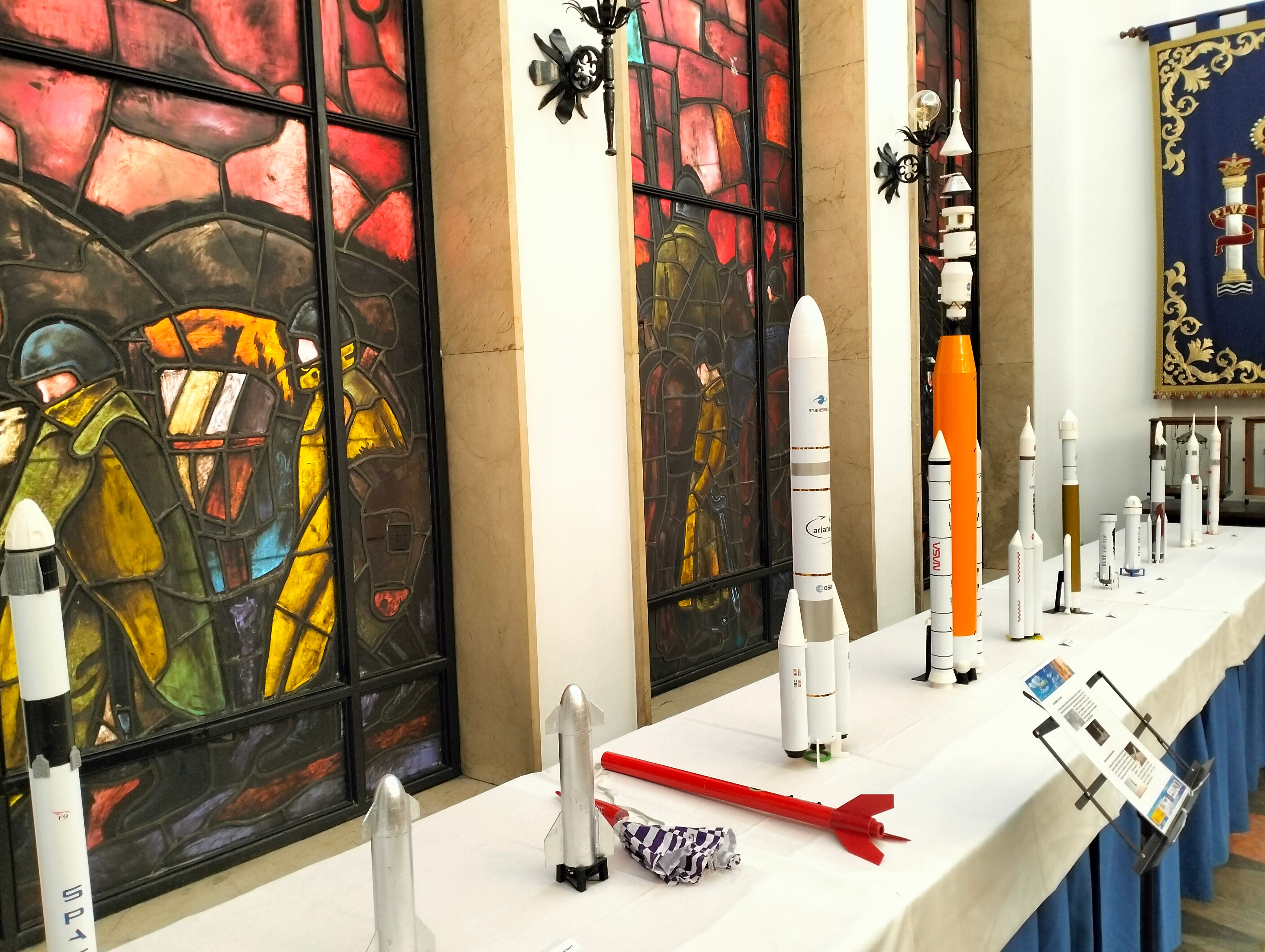 Maquetas de cohetes aeroespaciales, algunos en fase de diseño en distintos países