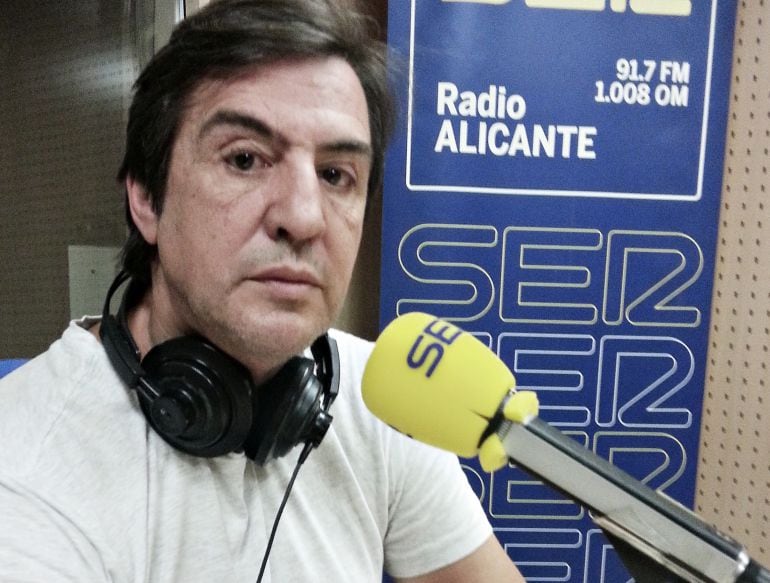 El cantante Manolo Tena, en los estudios de Radio Alicante.