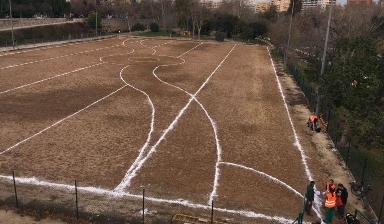 Técnicos trabajando en una zona sin arreglar del cauce del Turia