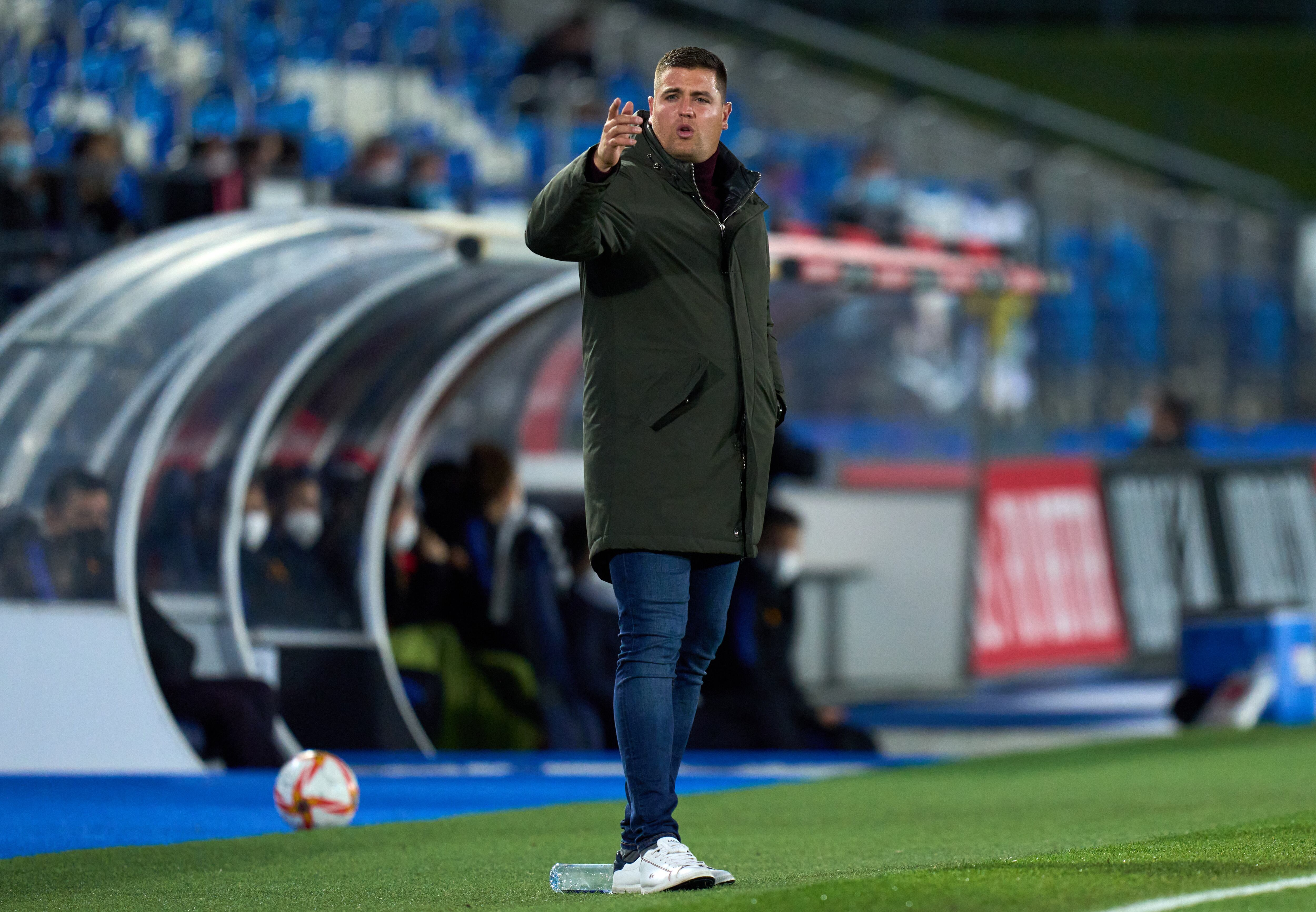 MADRID, SPAIN - NOVEMBER 21: Head coach Mikel Crespo of Deportivo Alaves gestures during the Primera Iberdrola match between Real Madrid and Deportivo Alaves at Estadio Alfredo Di Stefano on November 21, 2021 in Madrid, Spain. (Photo by Angel Martinez/Getty Images)