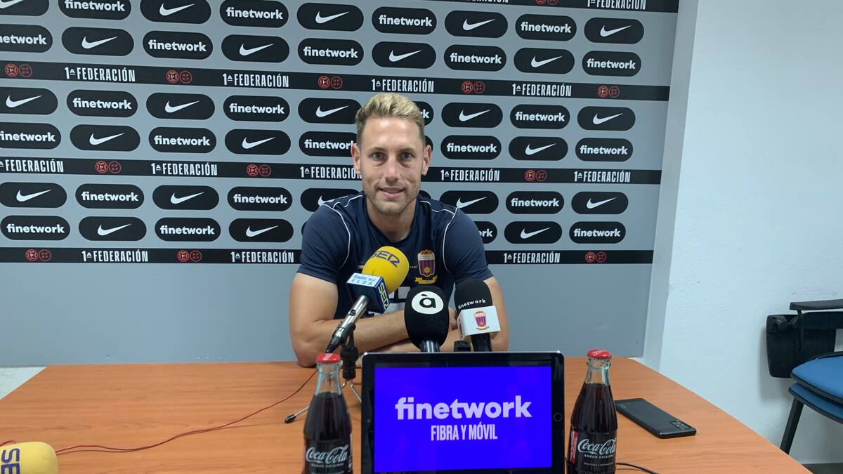 Carlos Hernández, futbolista del Eldense, asegura que el que jugarán contra el Celta B será "un partido de duelos"