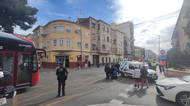 La Policía ha tenido que cortar un carril de tráfico para facilitar la circulación del transporte público