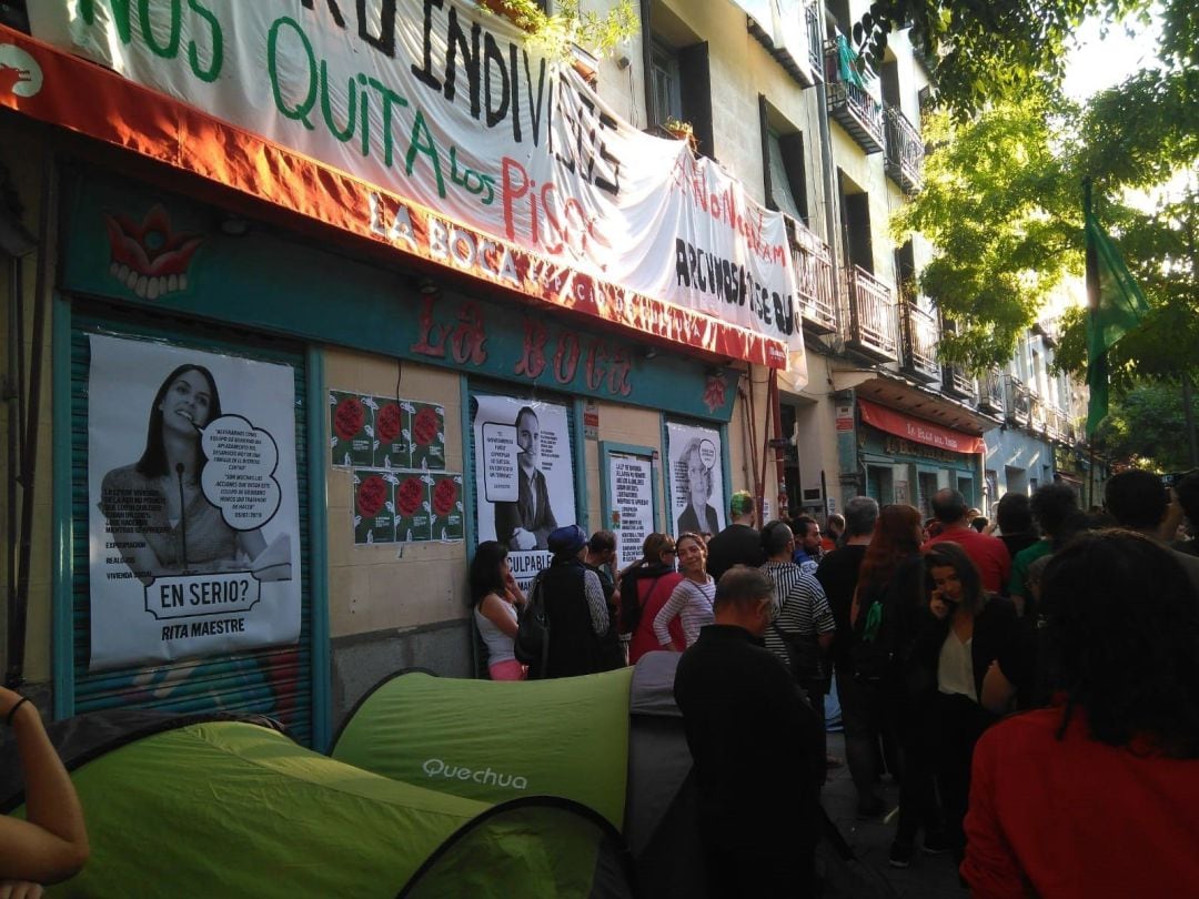 La Policía retira el dispositivo montado en la vivienda de Lavapiés con un desahucio programado por tercera vez. 