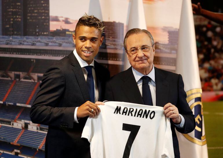 Mariano junto a Florentino en su presentación