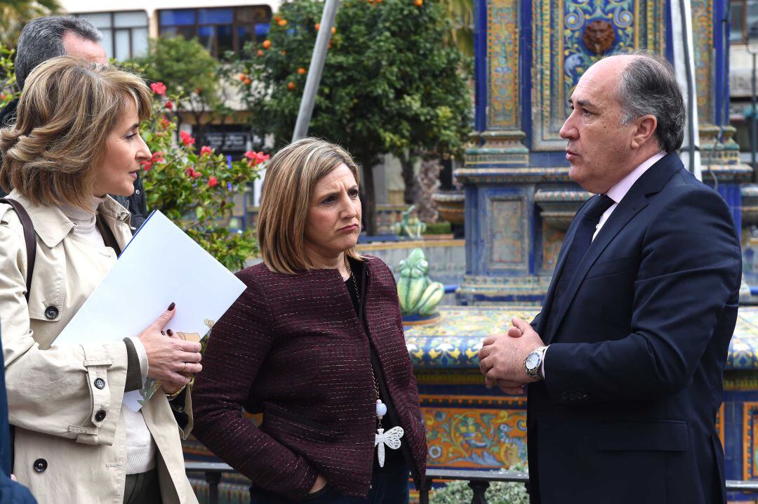 La presidenta de la diputación de Cádiz, Irene García, entre la concejal de cultura, Pilar Pintor y el alcalde de Algeciras, José Ignacio Landaluce, conversan en la Plaza Alta sobre la restauración del monumento