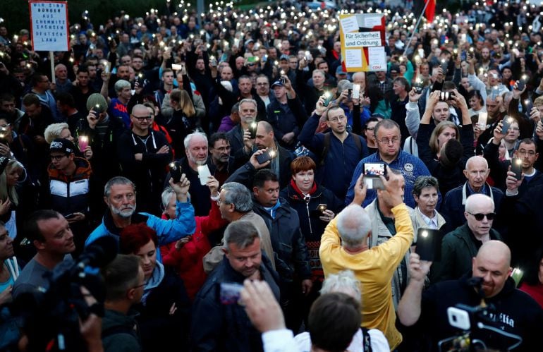 La ultraderecha vuelve a manifestarse contra Merkel y los refugiados