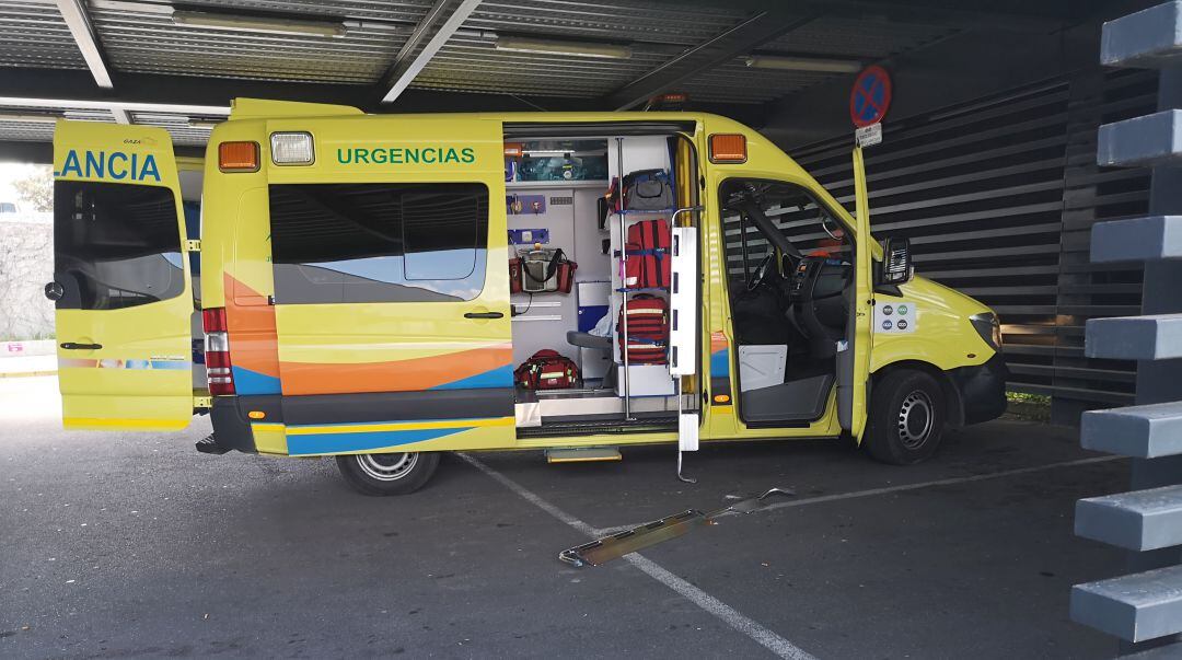 Una ambulancia estacionada en el acceso al Área de Urgencias del Hospital de la Serranía