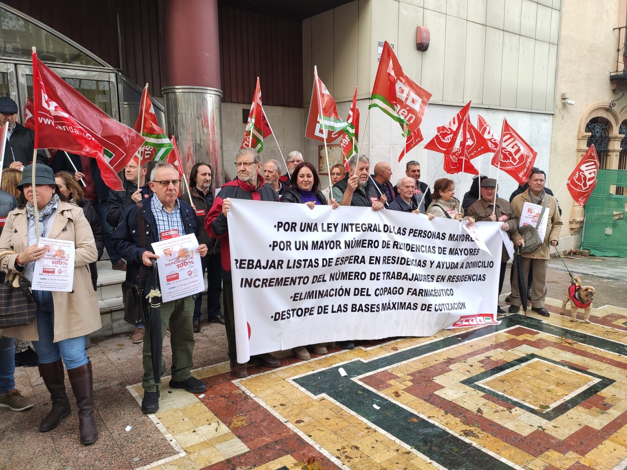 Concentración de UGT y CCOO ante la Junta de Andalucía en Jaén para exigir más derechos para las personas mayores